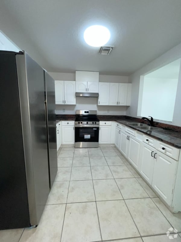 Building Photo - 1010 NW 3rd Ave Rental