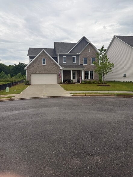 225 Hickory Grv Ln