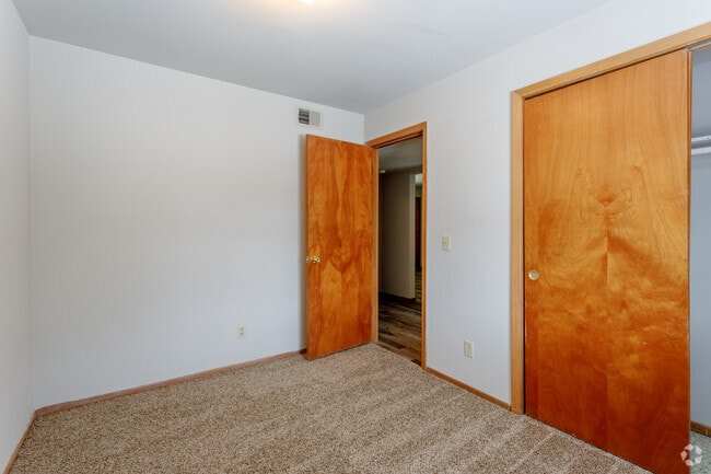 2BR, 1BA - 700 SF