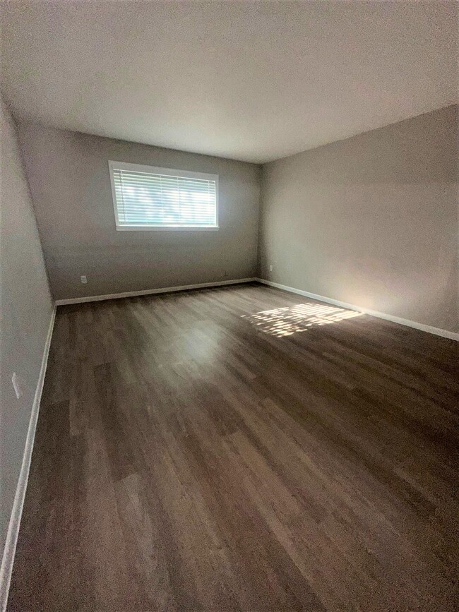 Photo - Hollyvale Apartments