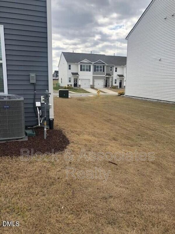 Photo - 527 Belgian Red Wy