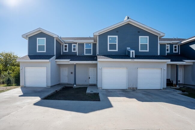 Building Photo - 6906 Crestway Dr Unit 2