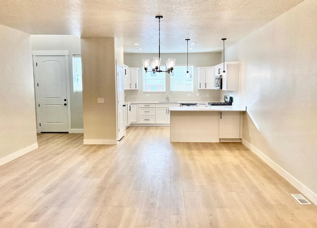 Building Photo - Upgraded Townhome in Willow Point – 3 Bed,...