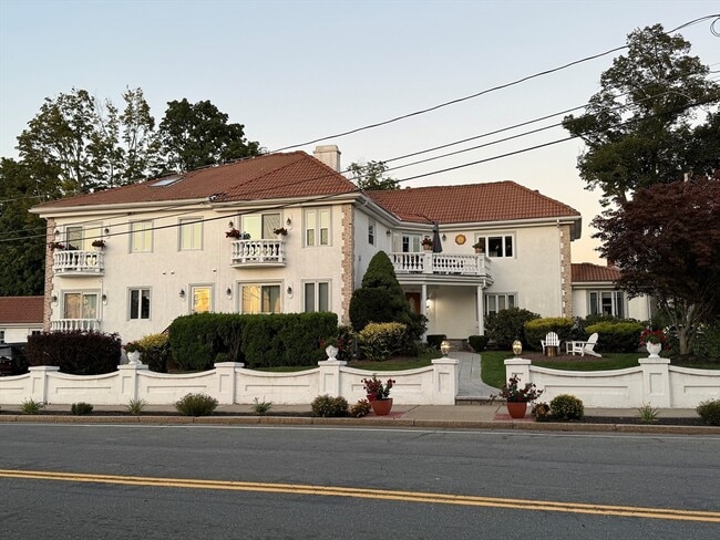 Building Photo - 1 Salem St Unit 3