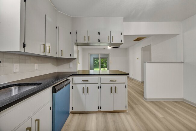 Photo - 114 E Ross Ave