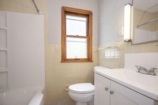 Photo - 3 Bedroom/1 bath Single House Maple Hts!!
