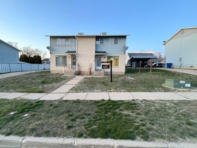 Building Photo - 3 bedroom 1.5 bathroom Duplex