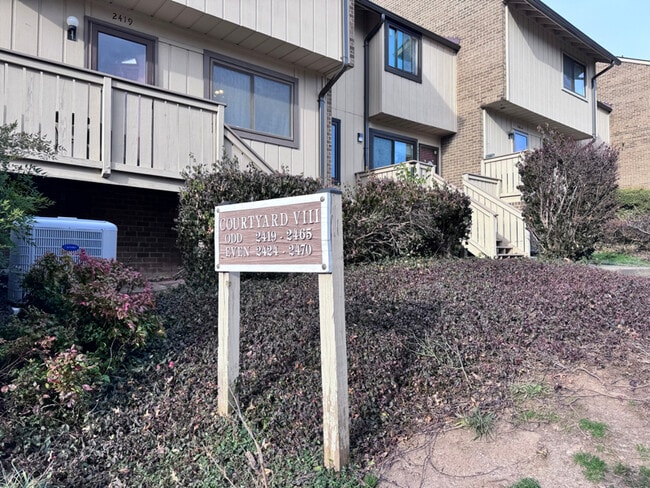 Photo - 2440 Glengyle Dr