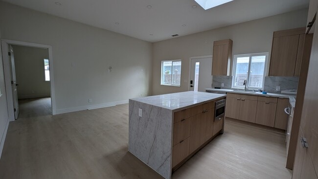 Espacio abierto, vista a la sala de estar/familiar/cocina 2 - 102 Loma Vista Ct