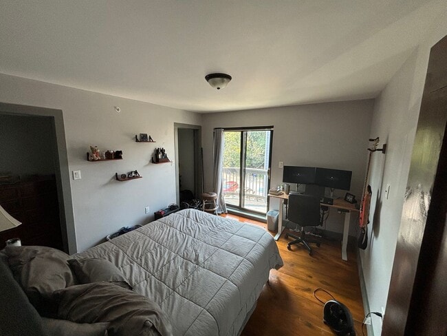 Building Photo - 235 E Market St Unit 5