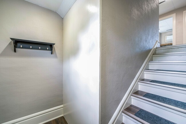 126 E Main St Unit 126.5 Upstairs