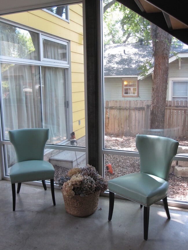 1103 W 22nd 1/2 St