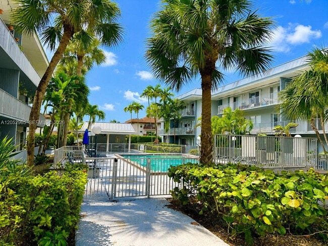 Building Photo - 7401 SW 82nd St Unit 303S