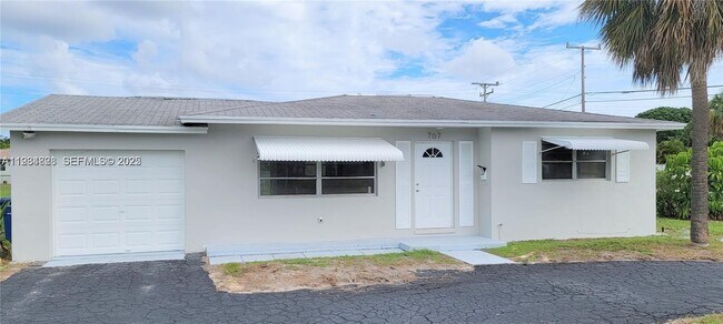 Building Photo - 707 Greenbriar Dr