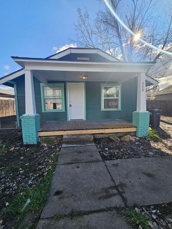 Building Photo - Newly Remodeled 2 Bedroom Home!