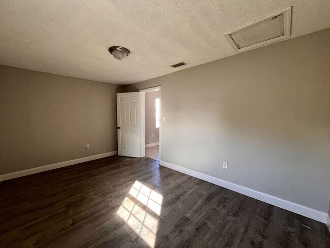 Photo - 2 Bedroom and 1 Bathroom apartment Unit B