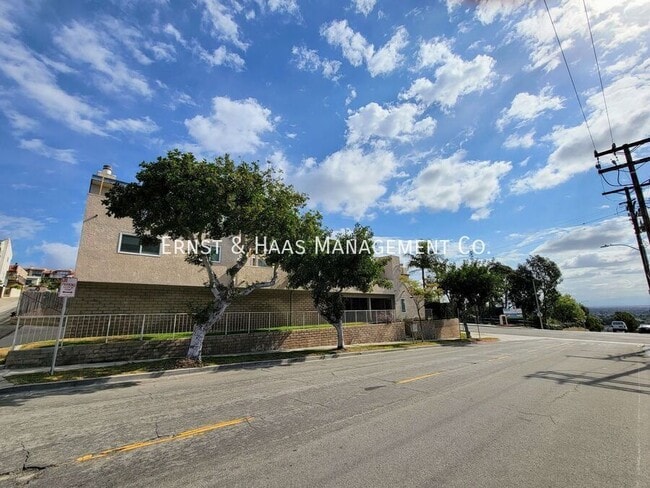 Photo - 2755 E Hill St