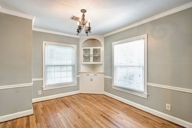 Photo - 2030 Gostick St