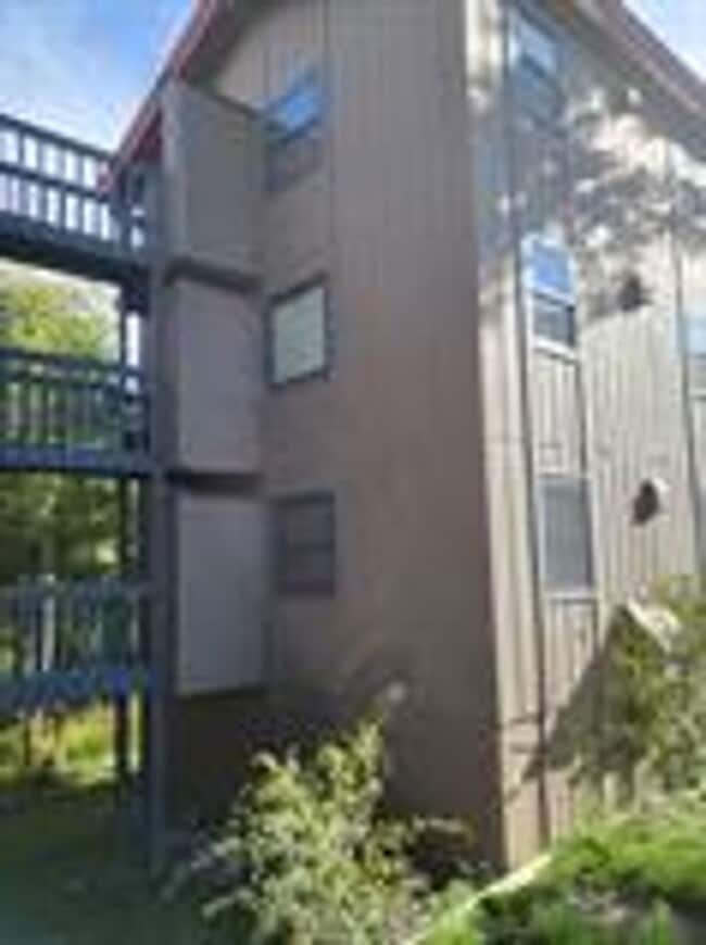 Building Photo - Balcony! In unit washer dryer! Bus route! Rental