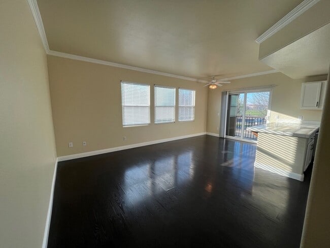 Photo - Spacious 2bed 2.5bath 3 story Condo with 1 car garage available in Westlake Parkway!