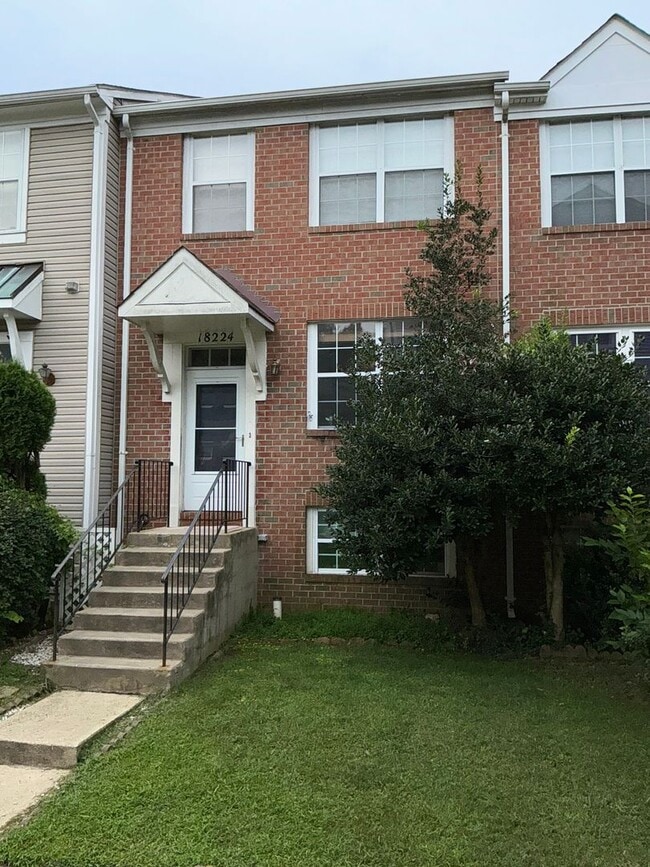 Building Photo - Very clean and well maintained 3BR 2 full ... Rental