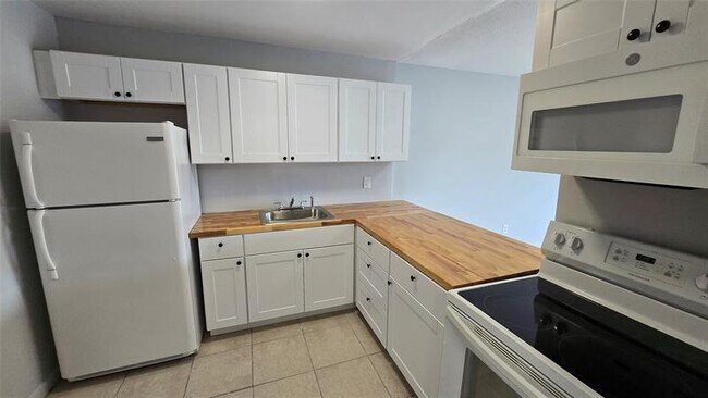 Photo - 15221 NE 6th Ave Unidad A204