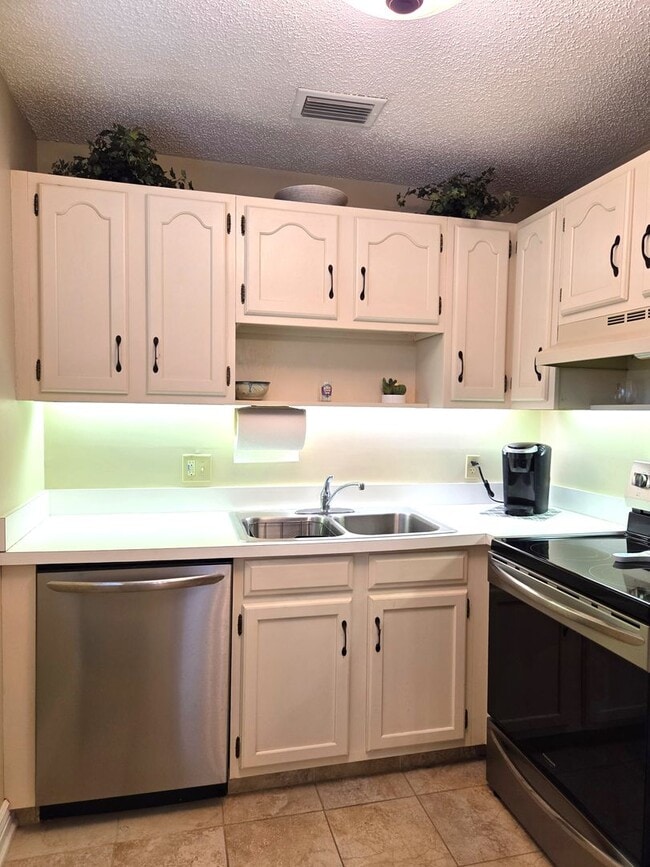 Building Photo - Adorable Furnished One Bedroom in Vista Ga... Unit 203 Rental