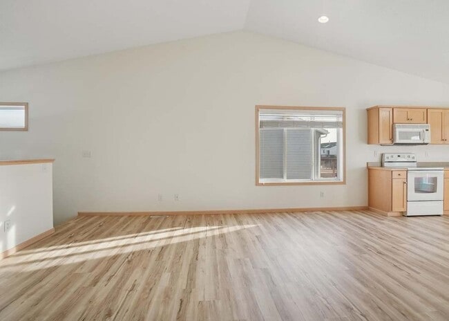 Photo - 1051-38 1/2 38 1/2 Ave W