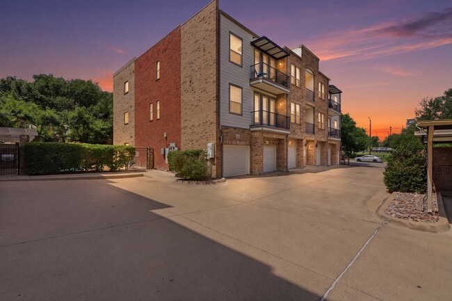 View of the building - first floor unit - 1020 Texas St Unit 3100