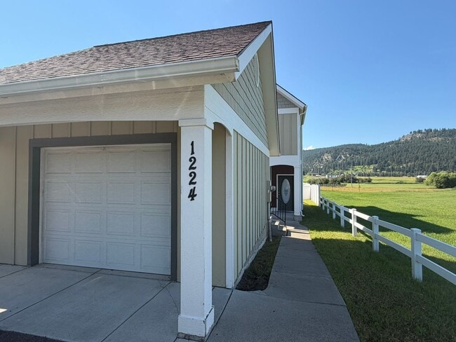Photo - Charming 2-Story Townhome with Vaulted Ceilings