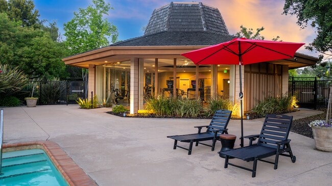 Tan Plaza Apartments