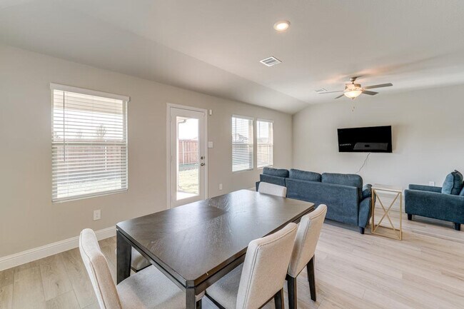 Photo - 723 Williams Wy Unidad ID1385583P