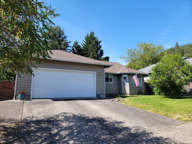 Building Photo - 2301 SE Chinaberry Ave