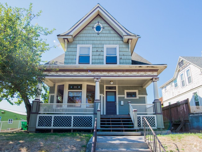 Building Photo - 2027 N Williams Ave Rental