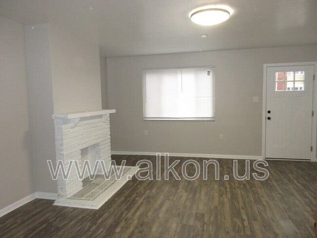 Photo - 2128 Eccles St