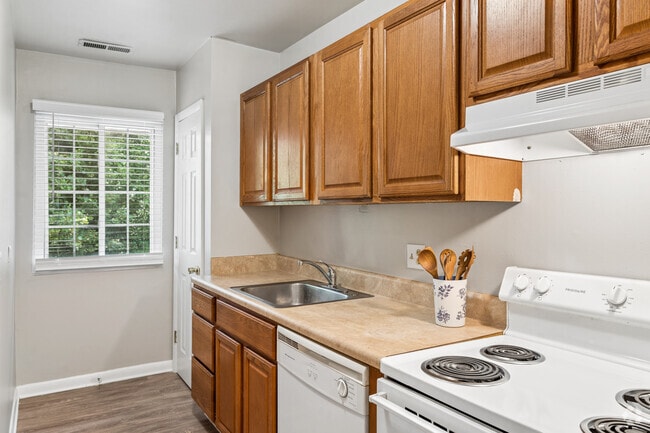 2BR, 1BA - 925SF - Kitchen - The Jeffersonian
