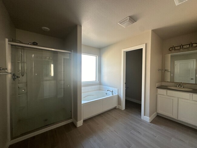 Photo - 2409 Husk St