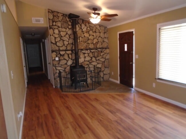 Photo - 3 BED 2 BATH HOUSE WITH FENCED BACKYARD IN SHASTA LAKE