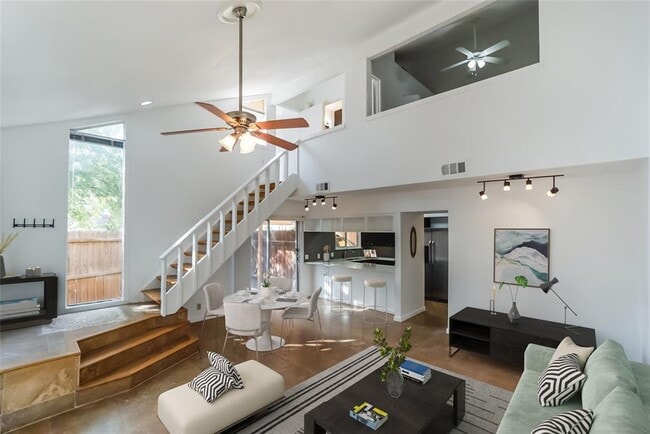 Photo - 1122 Hollow Creek Dr