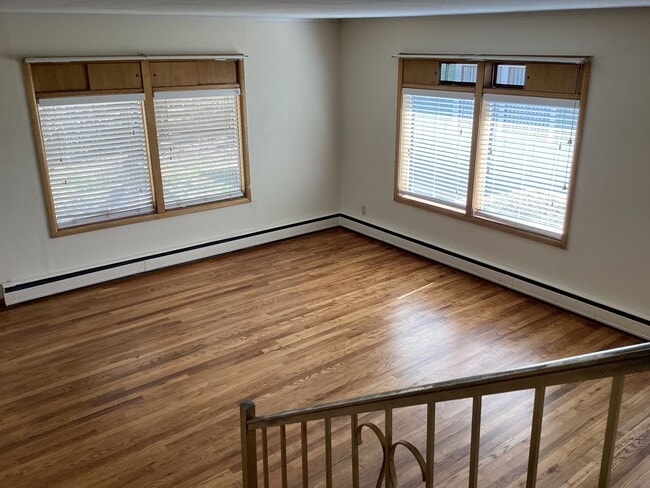 Building Photo - 2 Bed 1 Bath Duplex with Attached Garage