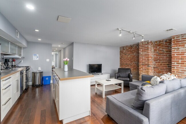 Building Photo - 2452 1/2 18th St NW Rental