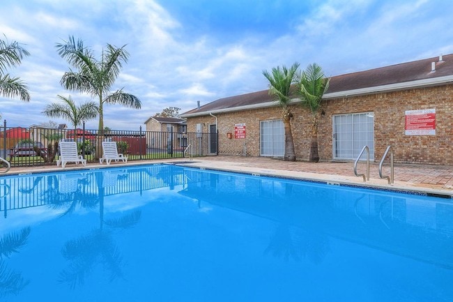SHIMMERING SWIMMING POOL - Heritage Square