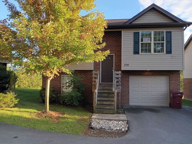 Building Photo - 2 bedroom/2 bath split level home in Johns...
