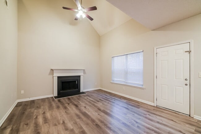 Photo - 202 Oakwood Pl
