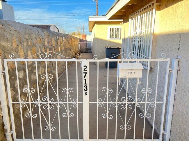 Building Photo - 2713 Fir St Unit B