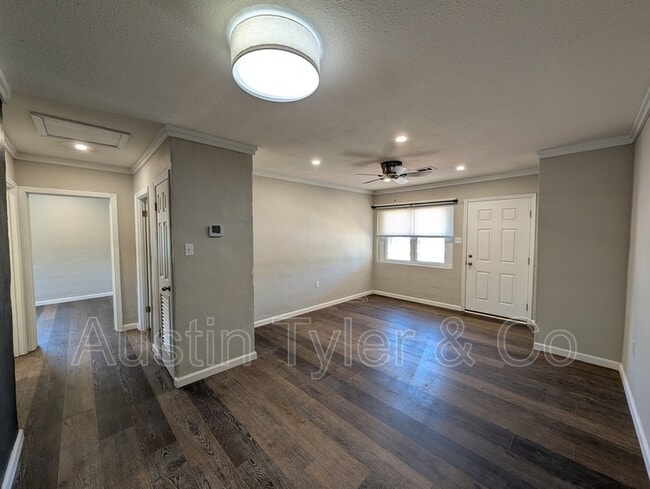 Photo - 2998A Smith St