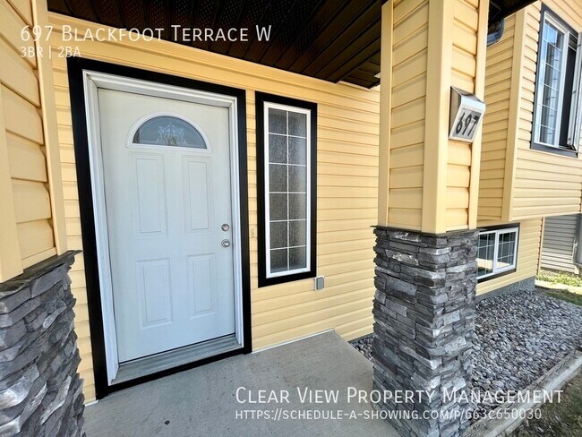 Photo - Charming 3 bedrooms, 2 bathrooms, fully fenced bi-level home in West Lethbridge!