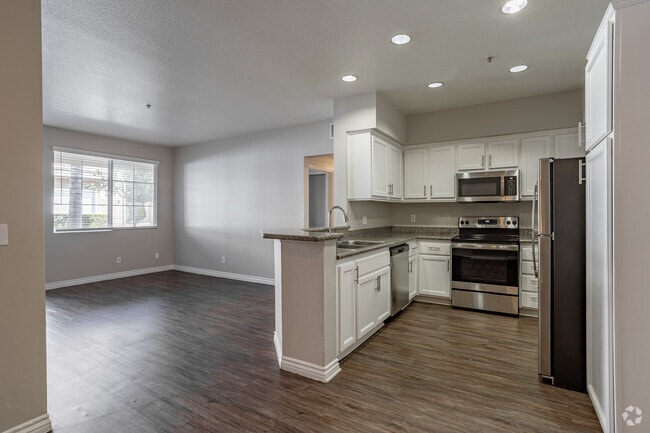 2BR, 2BA - 953SF