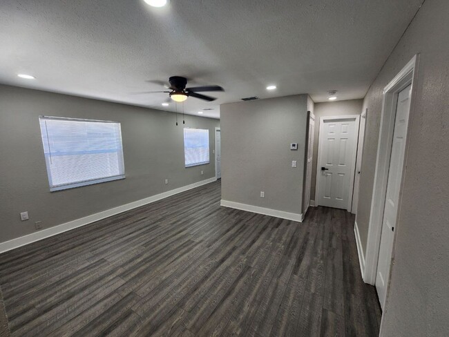 Newly remodeled 3/2 Duplex - Newly remodeled 3/2 Duplex House