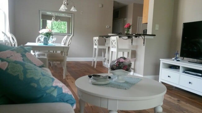 Living Room - 1310 Kenilworth Ave Unit 520